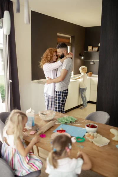 Homem barbudo agradável abraçando sua amada esposa — Fotografia de Stock