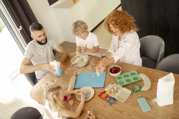 Blick von oben auf eine glückliche Familie mit Kindern — Stockfoto