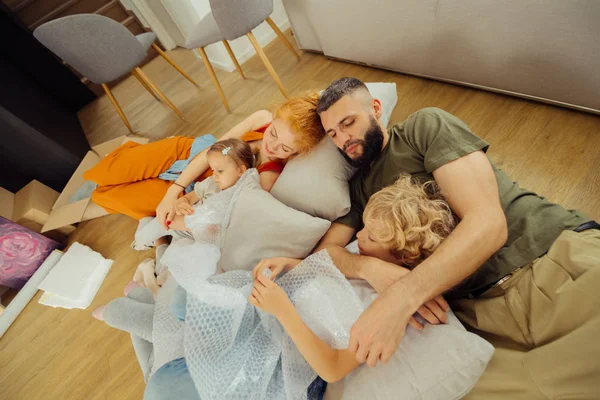 Nice bahagia keluarga tidur bersama di ruang tamu — Stok Foto
