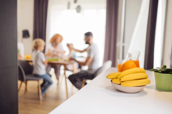 Concentration sélective d'un bol avec des fruits sur la table — Photo