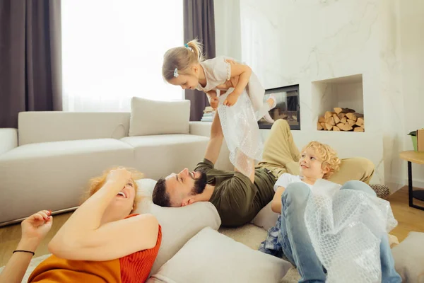 Linda chica bonita mirando a su padre — Foto de Stock