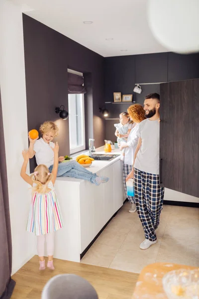 Niedlich erfreut Mädchen spielt mit ihrem Bruder — Stockfoto