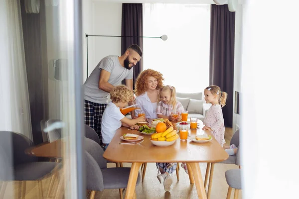 Encantado homem feliz derramando suco nos óculos — Fotografia de Stock