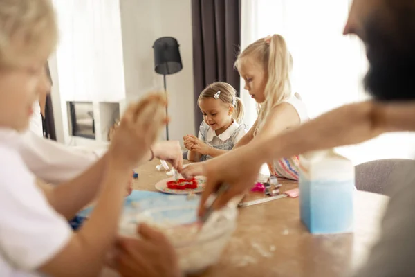 Nice meninas bonitos estar envolvido na cozinha — Fotografia de Stock