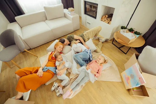 Nice cute keluarga beristirahat bersama-sama di ruang tamu — Stok Foto