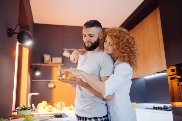 Alegre feliz mulher querendo tentar um sanduíche — Fotografia de Stock