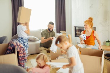 Sevindim güzel aile karton kutuları açma