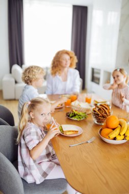 Hoş güzel kız onu portakal suyu zevk