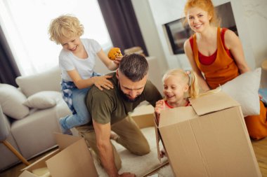 Oğlunu sırtında taşıyan neşeli sakallı adam