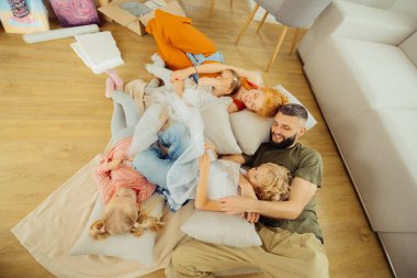 Uyuyan oğluna sarılan mutlu iyi adam