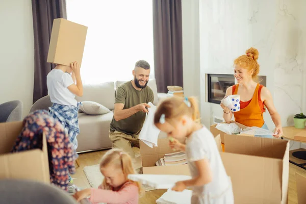 Sevindim güzel aile karton kutuları açma — Stok fotoğraf