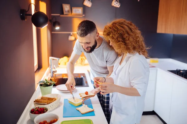 Leuke vrolijke man sprekende kaas op het brood — Stockfoto