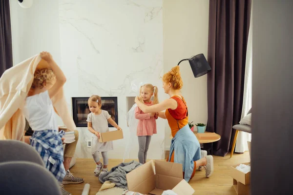 Lindos niños agradables agradable ayudar a su madre — Foto de Stock