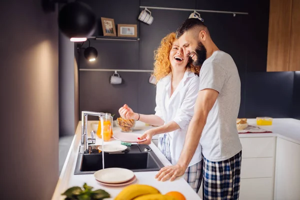 Aangename gelukkige vrouw staande in de buurt van de gootsteen — Stockfoto