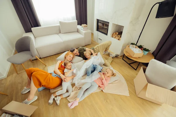 Leuke aangename familie moe na hun dag — Stockfoto