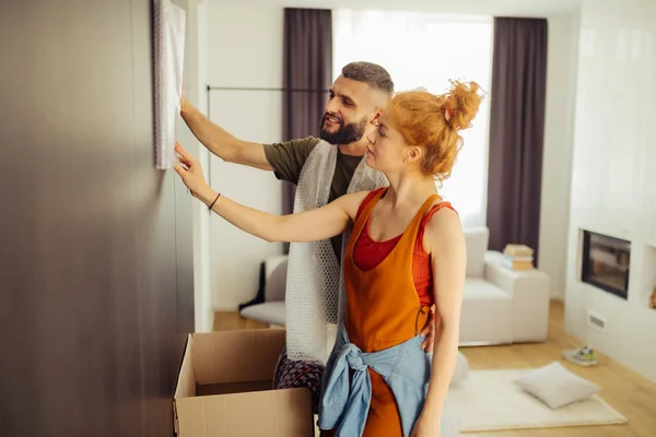 Encantada pareja agradable mirando la pintura — Foto de Stock