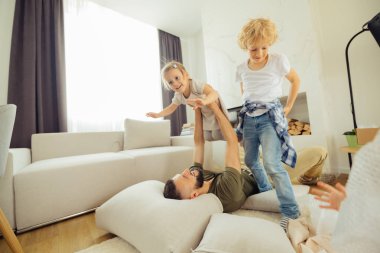 Neşeli güzel adam yerde yatıyor