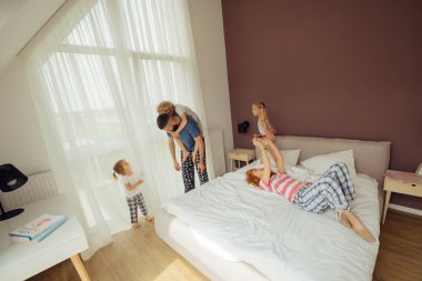 Yatakta yatan hoş ve hoş bir kadın