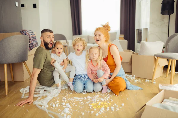 Pozitív örömmel család költöznek egy új ház — Stock Fotó