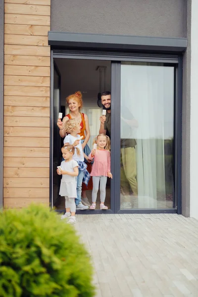 Mutlu olumlu aile kapıda ayakta — Stok fotoğraf