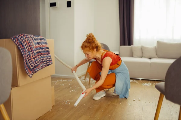 Mooie roodharige vrouw kijkt naar de vloer — Stockfoto