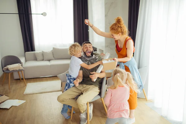 Joyful boa família jogando jogos engraçados juntos — Fotografia de Stock