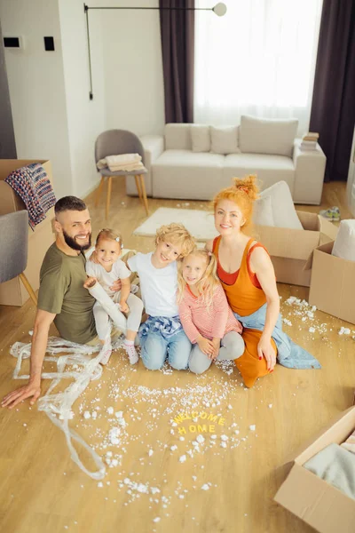 Positiv glad familj är mycket glad tillsammans — Stockfoto