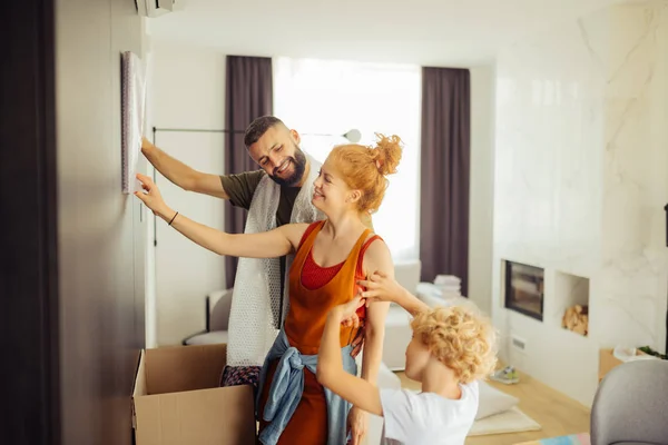 Trevlig Söt blondin genom att hjälpa sina föräldrar — Stockfoto