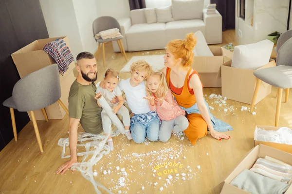 Mutlu güzel aile yeni ev hakkında mutlu olmak — Stok fotoğraf