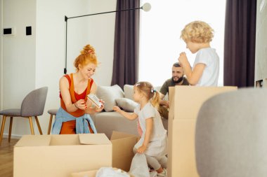 Güzel kızıl saçlı kadın bir fotoğraf gösteren