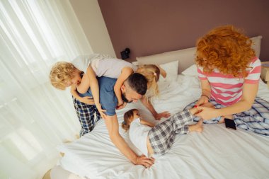 Mutlu mutlu çocuklar ebeveynleri ile oynarken