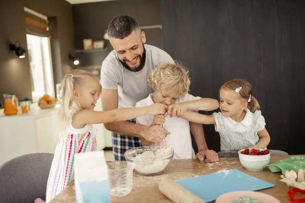 Niza niños activos con ganas de sostener un batidor —  Fotos de Stock