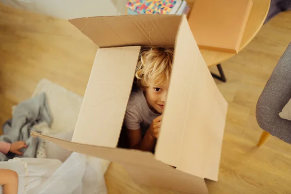 Bir kutuda saklanan pozitif güzel çocuk — Stok fotoğraf