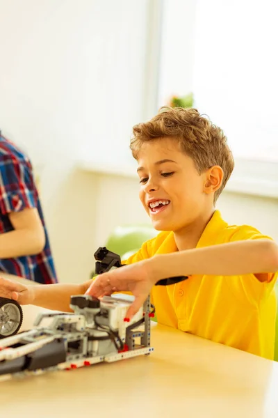 Glad positiv pojke som har massor av skoj — Stockfoto