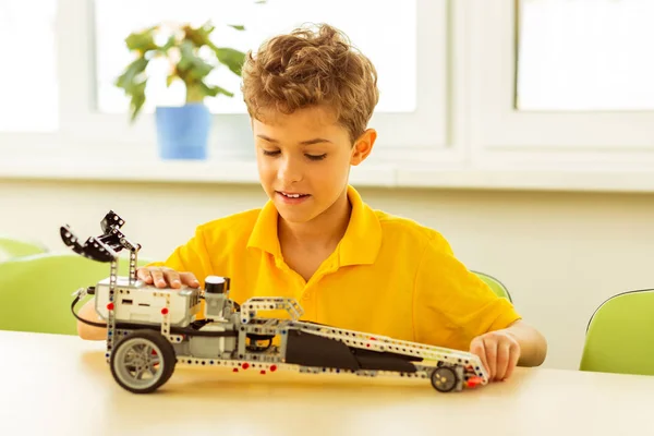 Niño lindo inteligente preparando un proyecto de ingeniería — Foto de Stock