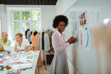 Afro-Amerikan moda tasarımcısı bir stüdyoda ayakta