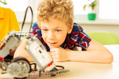 Robotik projesini tamamlayan neşeli çocuk mutlu