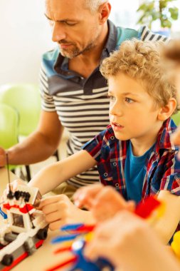 Hocasıyla oturan hoş genç çocuk