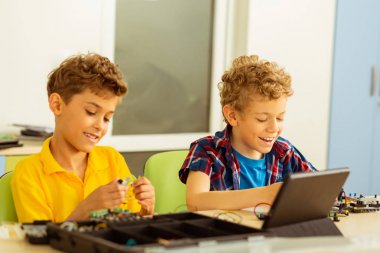 Mutlu mutlu çocuklar aktivite meşgul olmak