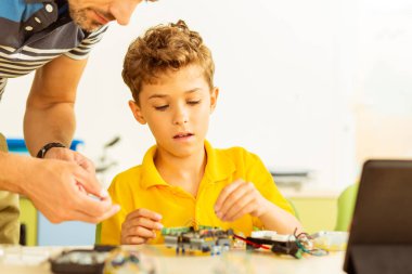 Sınıfta oturan akıllı akıllı çocuk