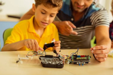 Bir robotun seçici odağı oluşturuluyor