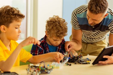 Öğrencilerinin çalışmalarını kontrol eden iyi akıllı adam