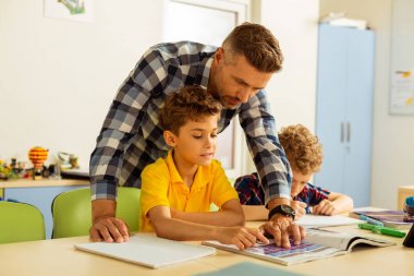 Hoş akıllı çocuk İngilizce okumayı öğreniyor