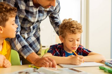 Onun not defterine yazma sevindim sevimli çocuk