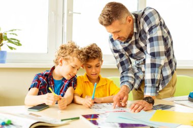 Güzel akıllı öğretmen parmağıyla işaret