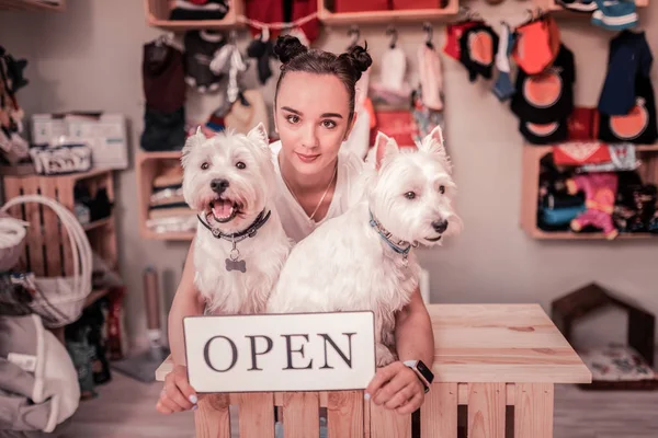 Mujer sintiéndose increíble mientras abre tienda para mascotas —  Fotos de Stock