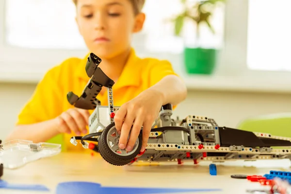 Selektiv fokusering av ett hjul i pojkar hand — Stockfoto