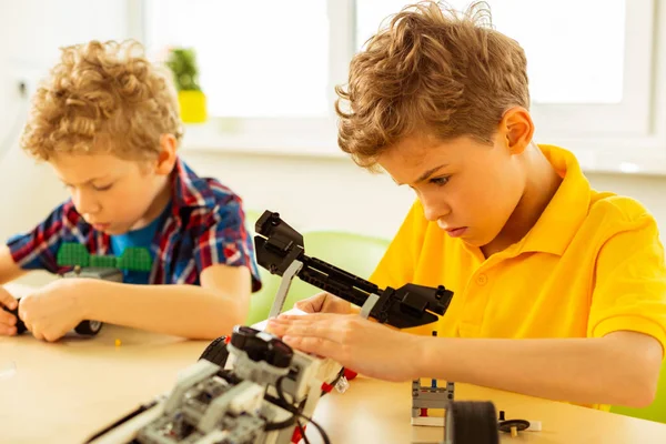 Intelligente carino ragazzo cercando di capire il problema — Foto Stock