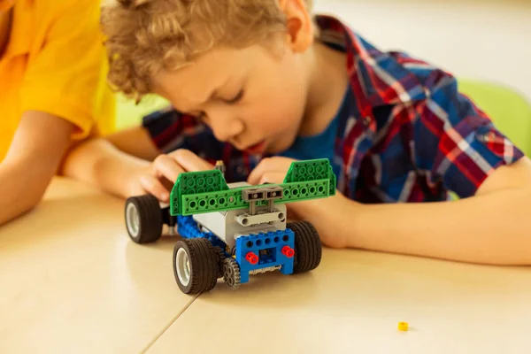 Крупним планом іграшковий автомобіль будується — стокове фото
