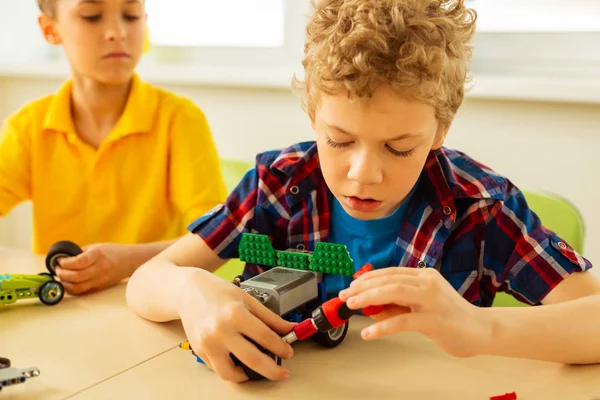 Sérieux jeune garçon concentré sur son travail — Photo